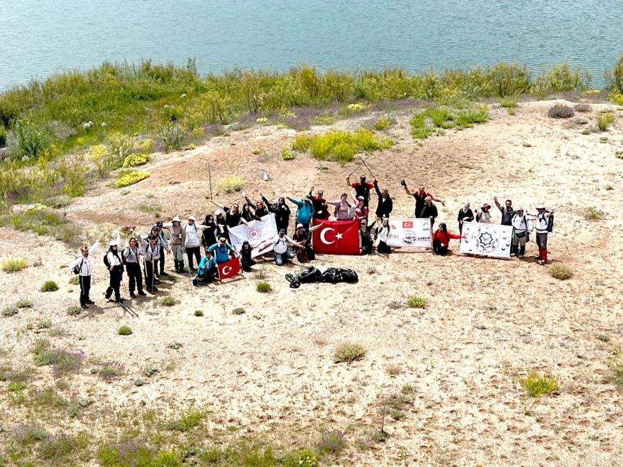 Eğitimciler baraj etrafında temizlik yaptı