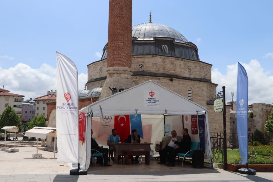 Altunkaya’dan bağış standına ziyaret