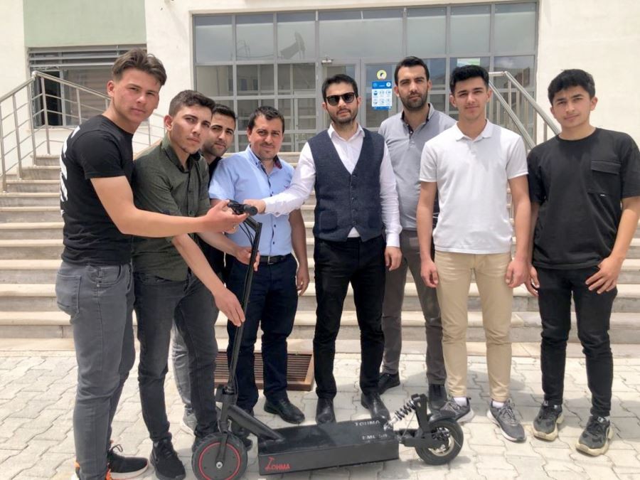 Scooter tasarlayan   öğrencilere tebrik 