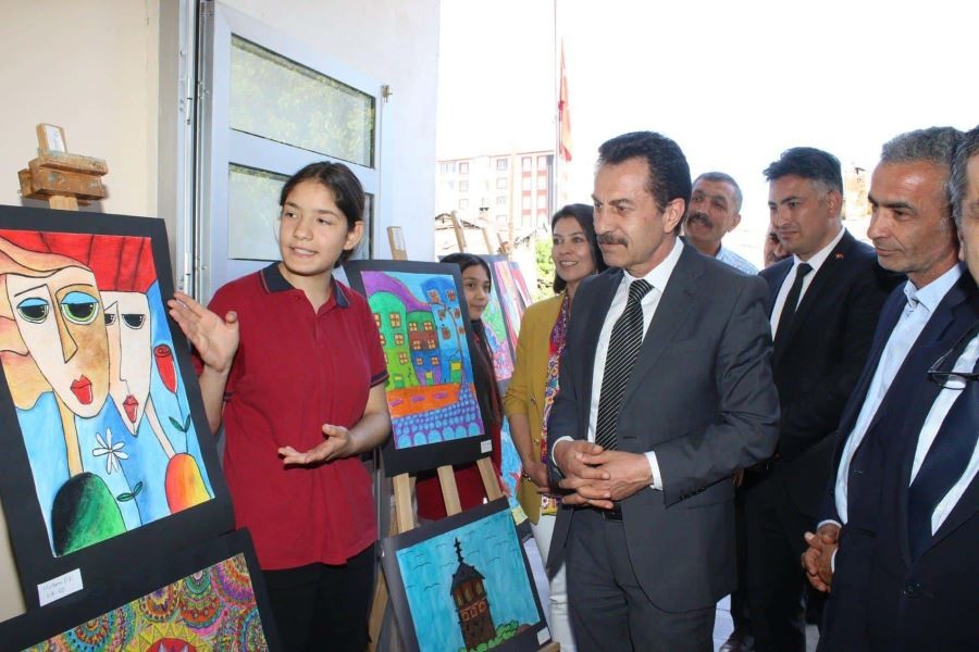 Aslan resim sergisini açtı