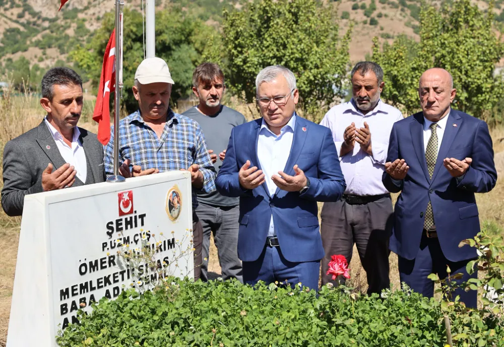 Mezarında dualarla anıldı