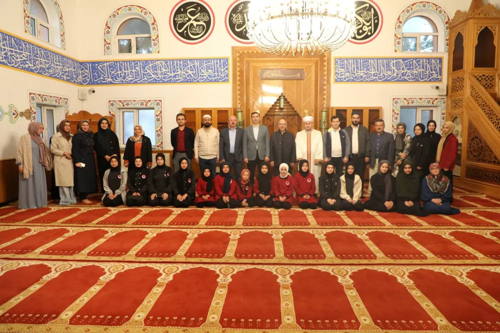 Namazda bir araya geldiler
