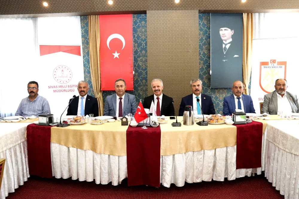 Yener muhtarlarla bir araya geldi 