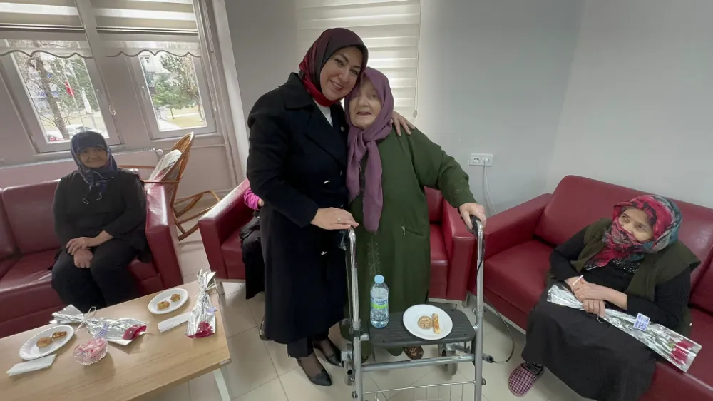 Toy, huzurevinde kalan yaşlıları ziyaret etti 