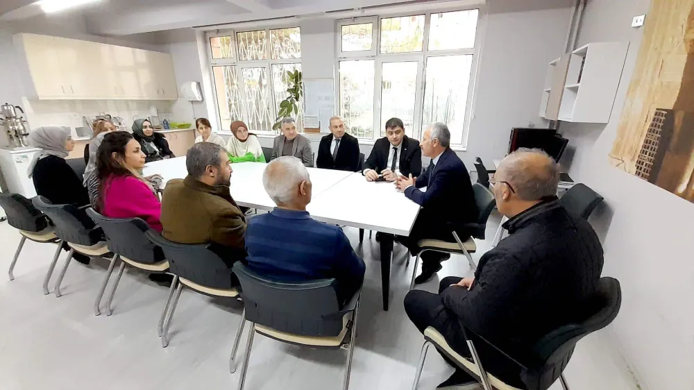 Yener öğretmenlerle buluştu 