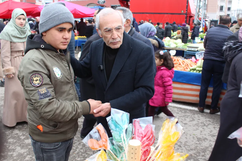 Zeki Kılıç’tan Çocuklara Horoz Şekeri 