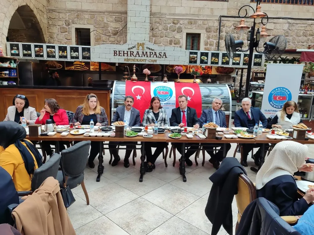 KAHVALTIDA   BULUŞTULAR 