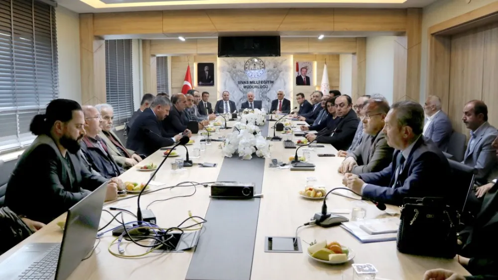 Yener, müdürlerle toplantı yaptı 