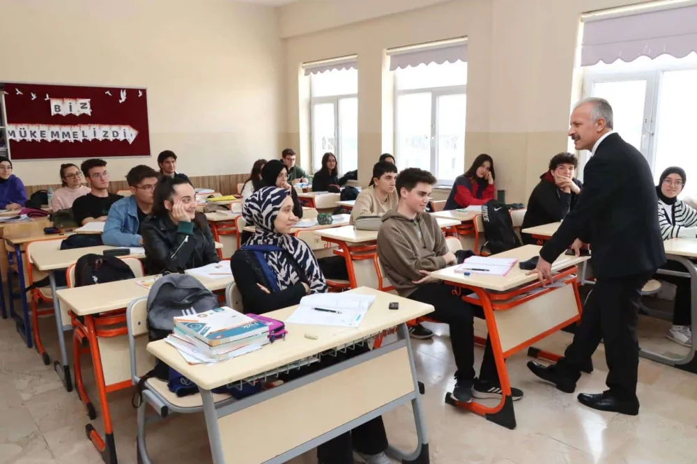 Yener, okul ziyaretlerine devam ediyor 