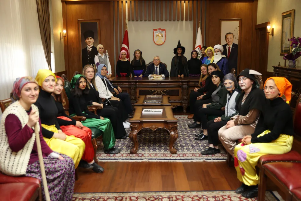 Şimşek, tiyatro sevdalılarını kutladı