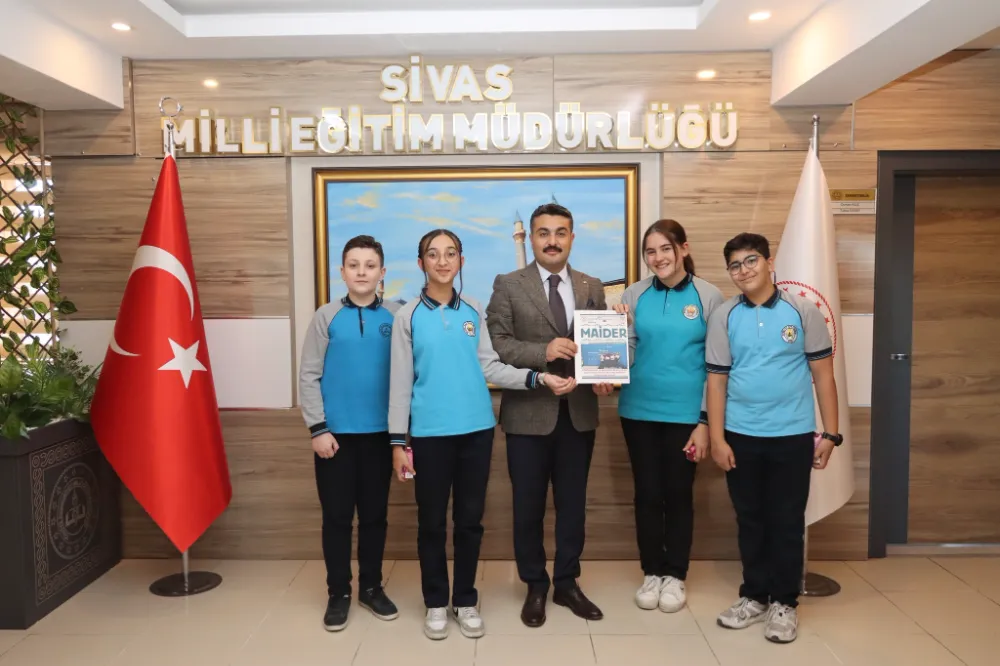 Ortaokul Öğrencilerinden Millî Eğitim Müdürü Erdoğan’a “MAİDER” Dergisi Ziyareti