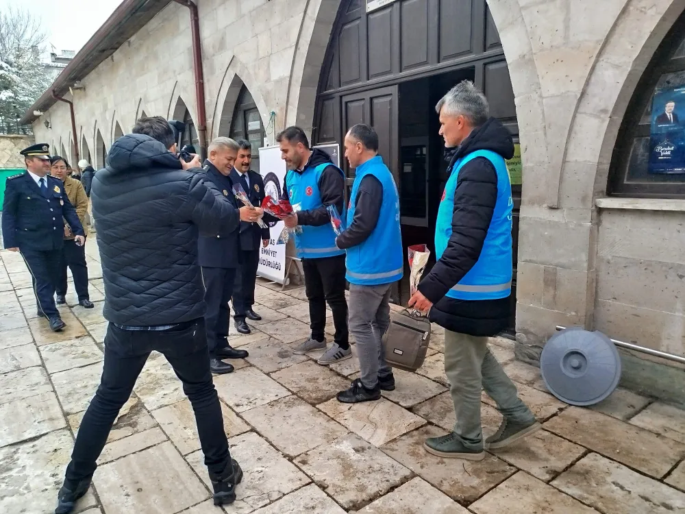 Polislere karanfil verdiler
