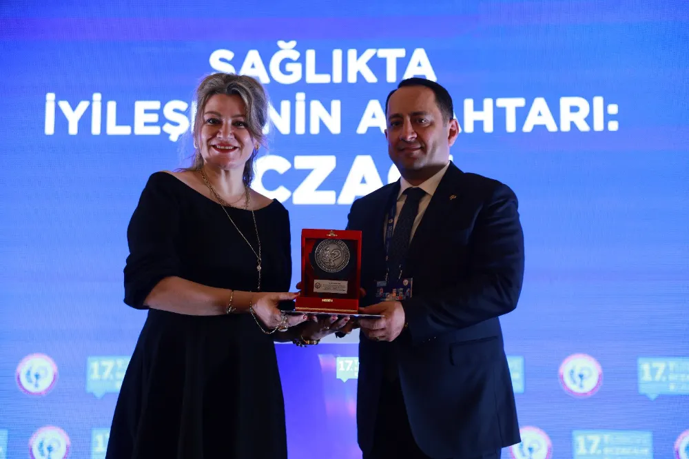 Eren, kongrede   moderatörlük yaptı 