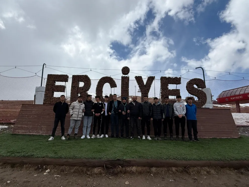 Sivaslı öğrencilerden Erciyes çıkartması  