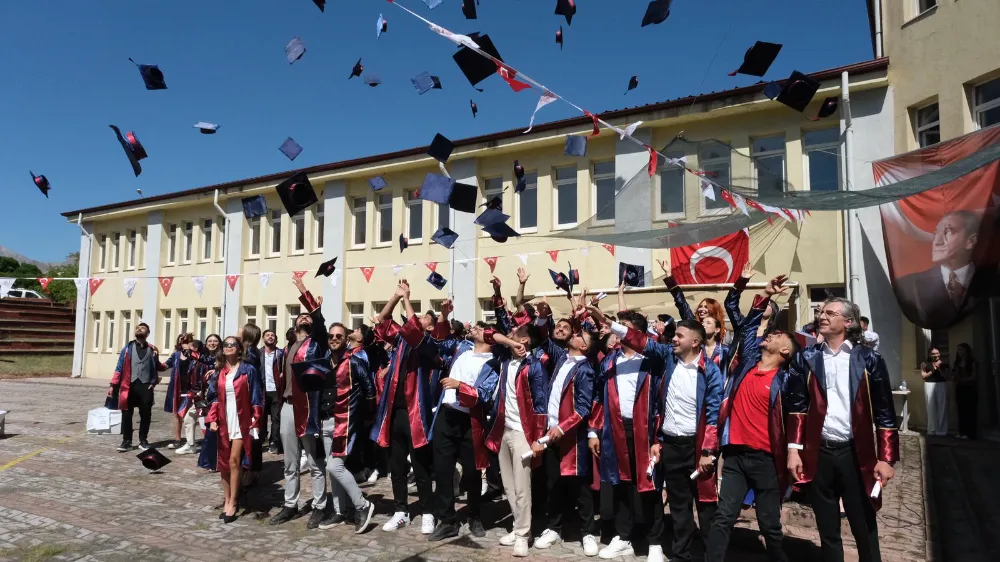 Divriği Nuri Demirağ MYO’da Mezuniyet Coşkusu