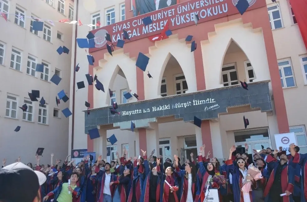 Sivas Cumhuriyet Üniversitesi Kangal MYO 2024-2025 Mezunlarını Gururla Uğurladı