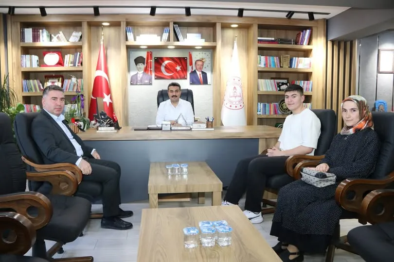 LGS Türkiye Birincisi Mehmet Emin Toprakoğlu’ndan Müdür Erdoğan’a Ziyaret