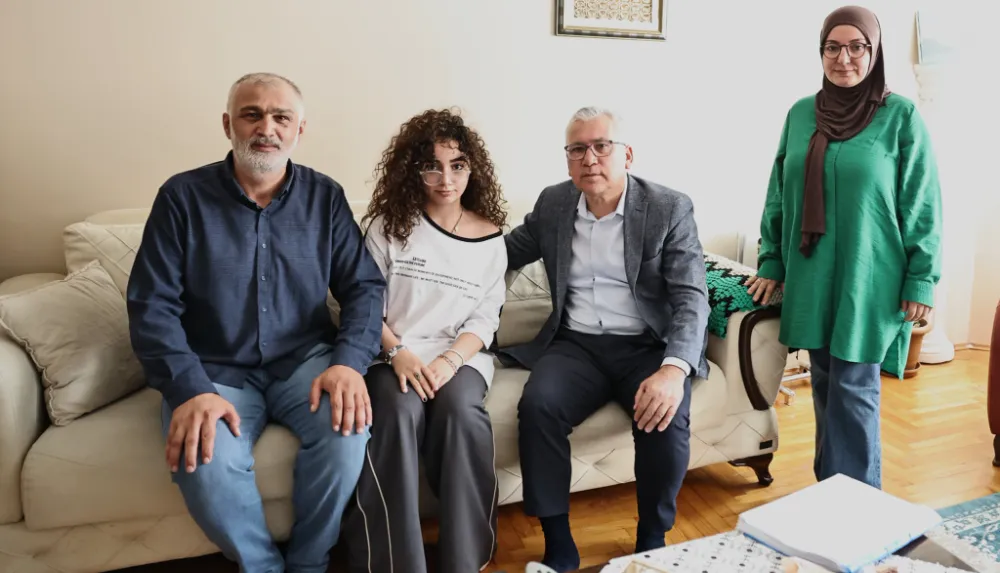 Sivas Valisi Şimşek, VHL Hastası Zülal Esil Kipman’ı Evinde Ziyaret Etti