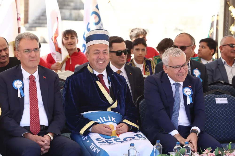 Sivas’ta “Ahilik Onur Ödülü” Esnaf Dostu Başkana Verildi 