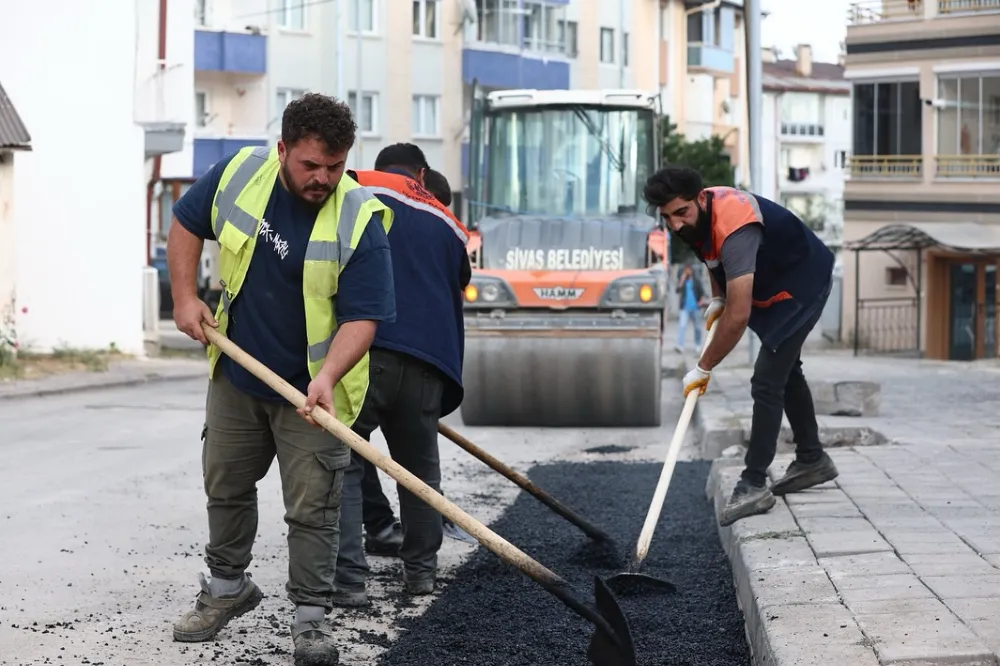 Kış öncesi bozulan yollar onarılıyor