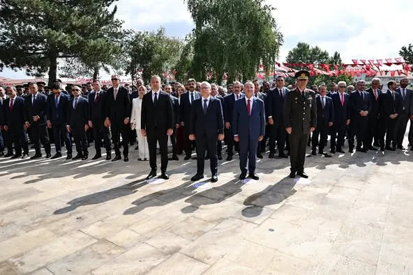 Atatürk anıtına çelenk sunuldu 