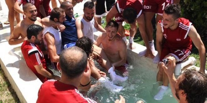 SİVASSPORLU FUTBOLCULARIN HAVUZ SEFASI