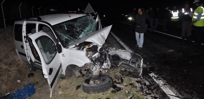 Kamyonet Şarampole Devrildi: 1 Ölü, 10 Yaralı