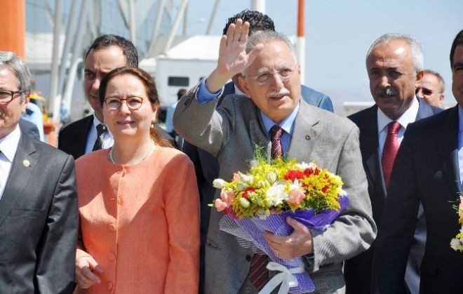  Cumhurbaşkanı Adayı İhsanoğlu, Sivas`ta Açıklaması,