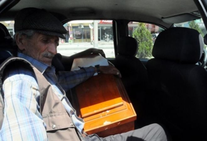 Çocuğunun cenazesini kucağında getirdi -