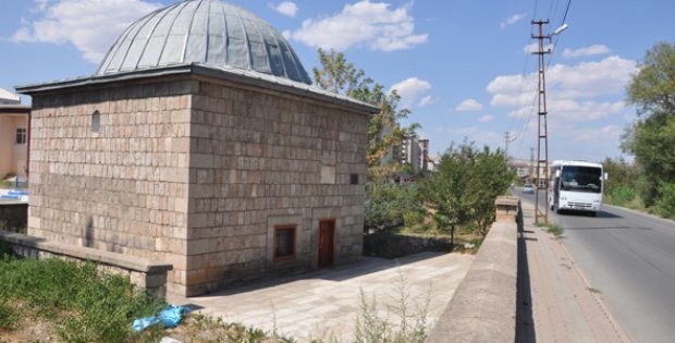 Türbe Çevresinin Temizlenmesi İsteniyor